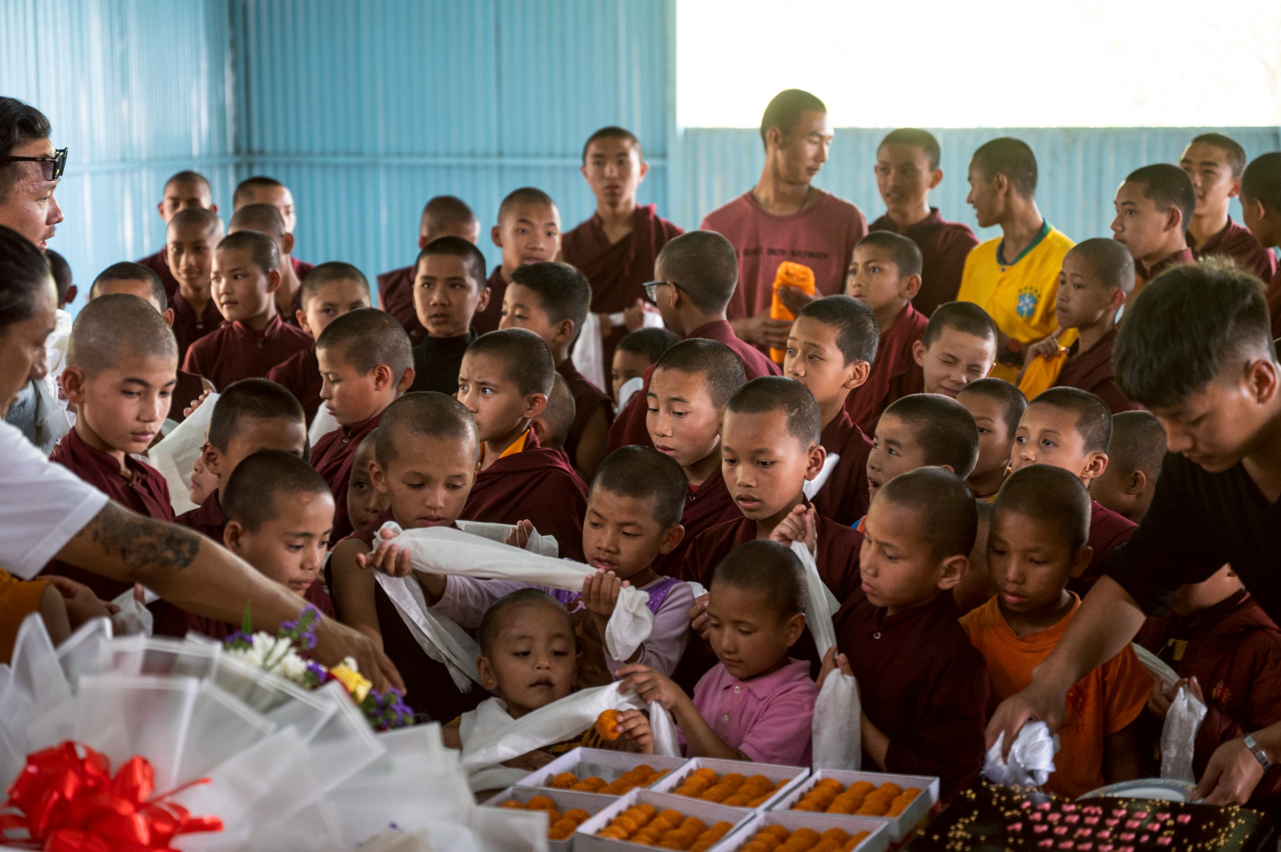 在師母的生日宴上,等待點心的孩子們。(攝影_林彥廷)