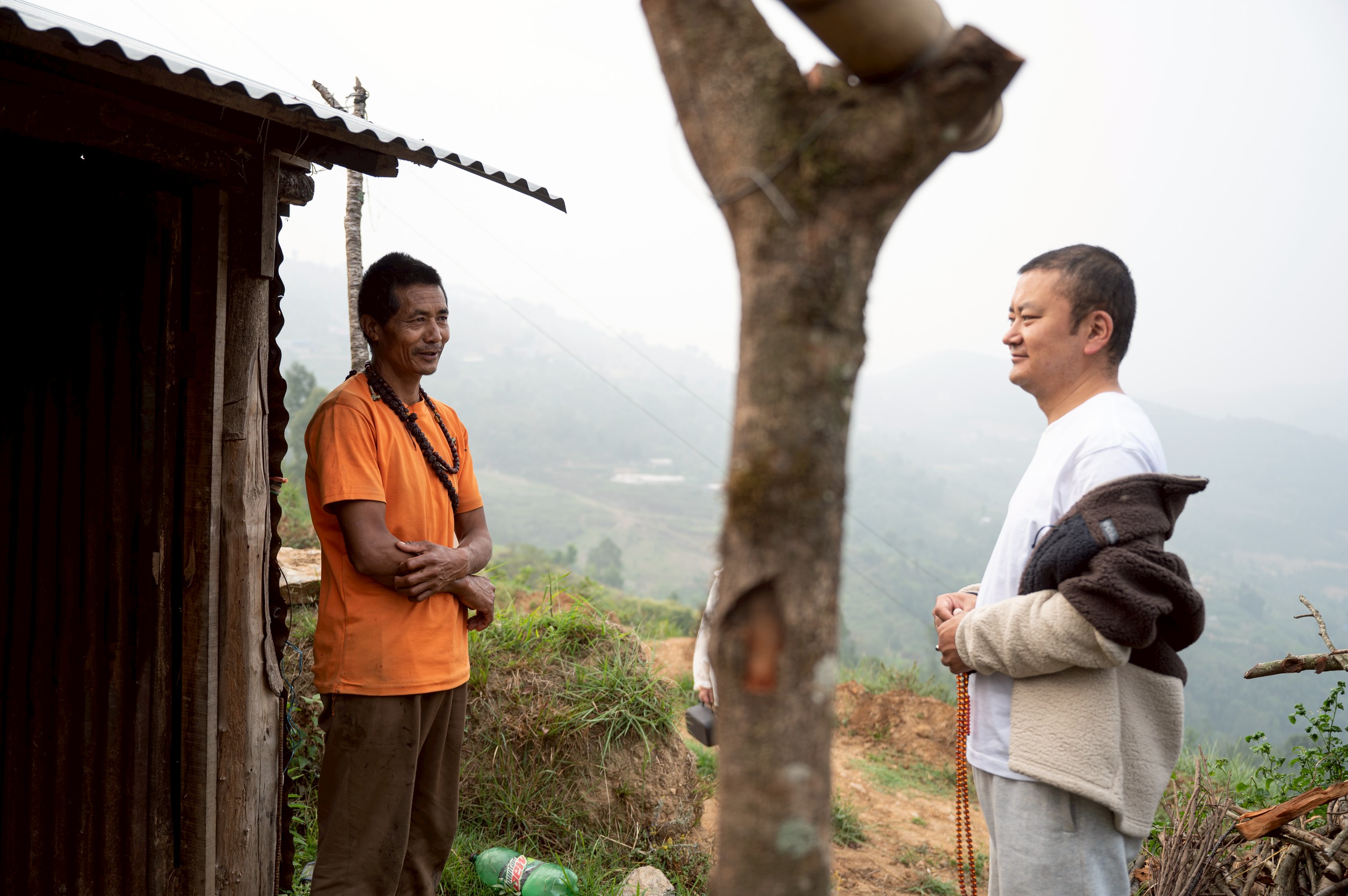 仁波切清晨獨行,翻越山嶺去探視牧牛的弟子。見本書〈上師存在的意義〉。(攝影_林彥廷)