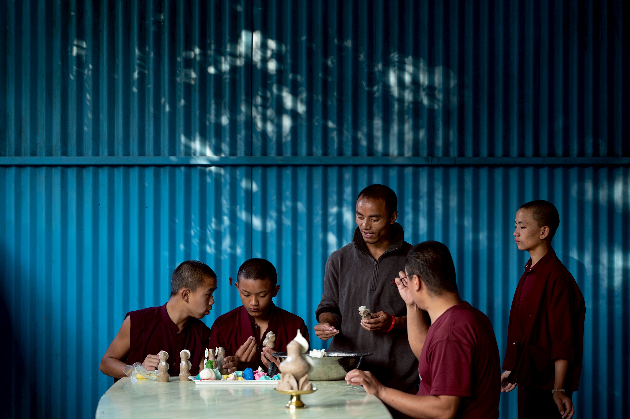 喇嘛老師指導孩子們製作多瑪。(攝影_林彥廷)