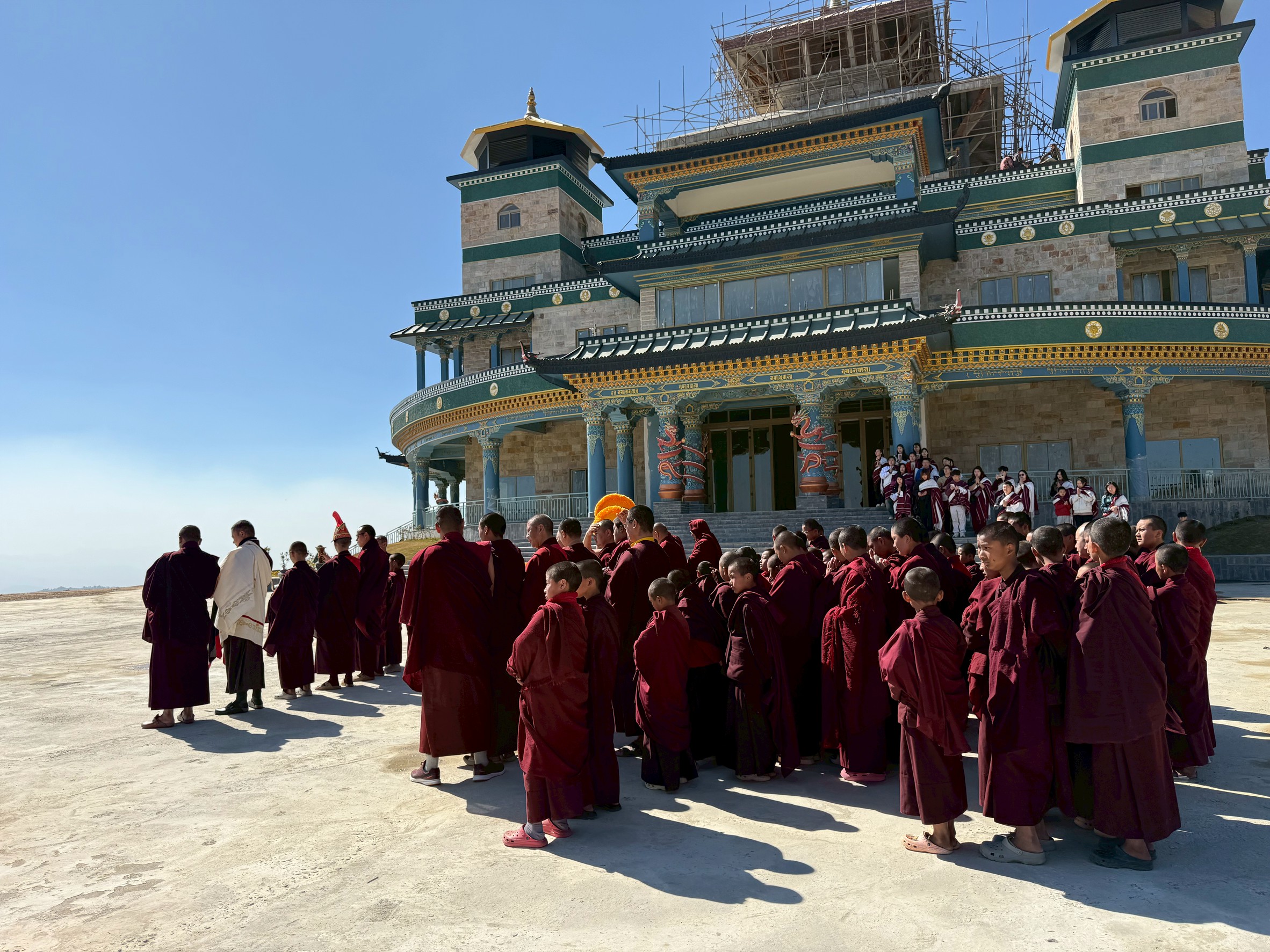 歲末年終的忿怒蓮師法會圓滿日,仁波切帶領僧眾在戶外修法。背後建築物是開始上色的大殿。(攝影/噶瑪悉樂)
