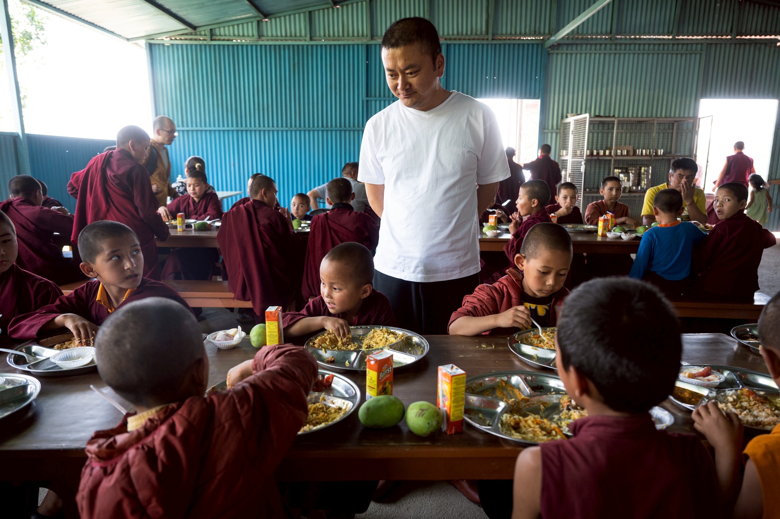 仁波切巡視孩子們的午餐。(攝影_林彥廷)