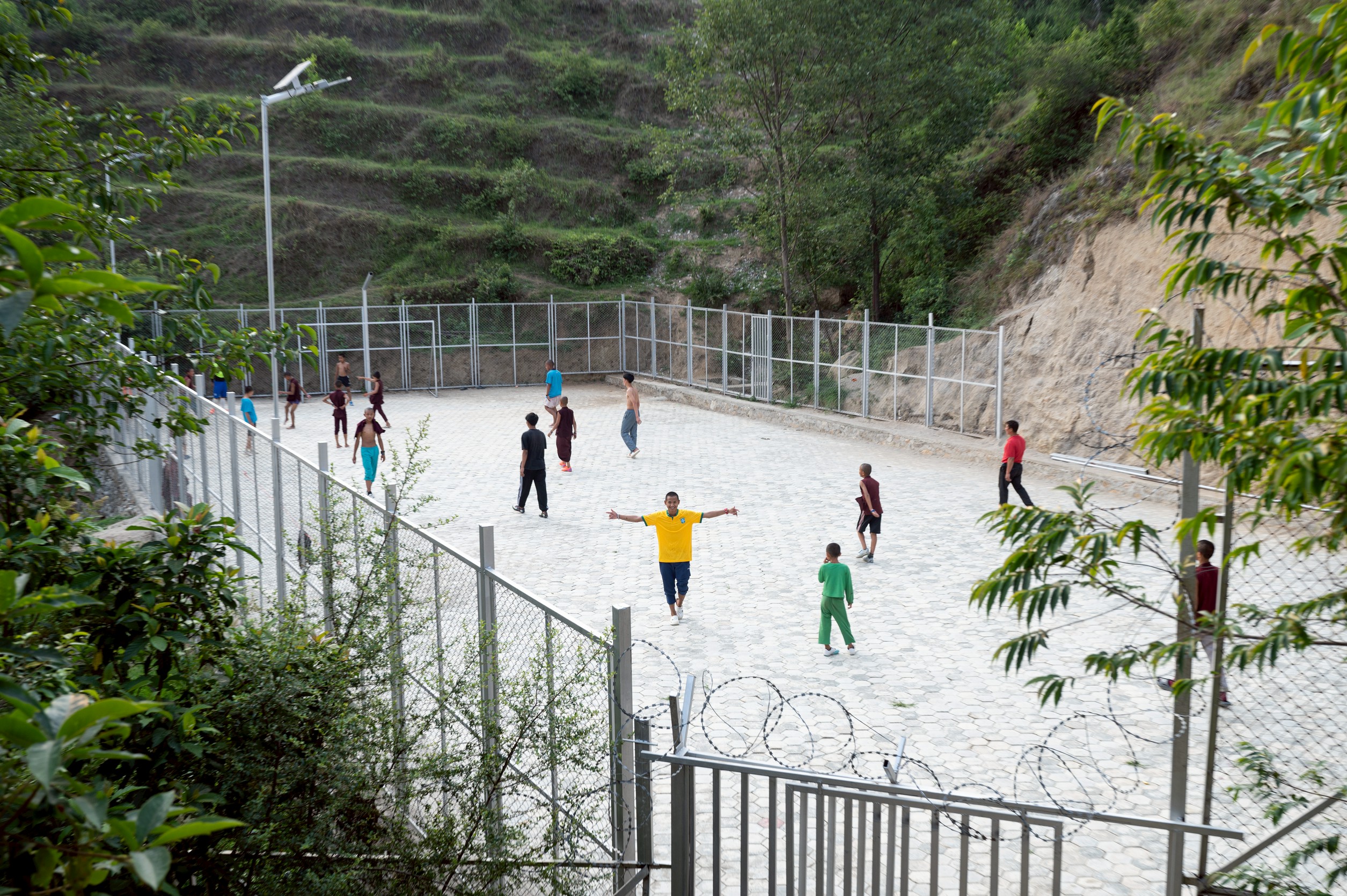 男孩們最喜歡的足球場。這是仁波切特別為孩子們闢建的地方。(攝影_林彥廷)