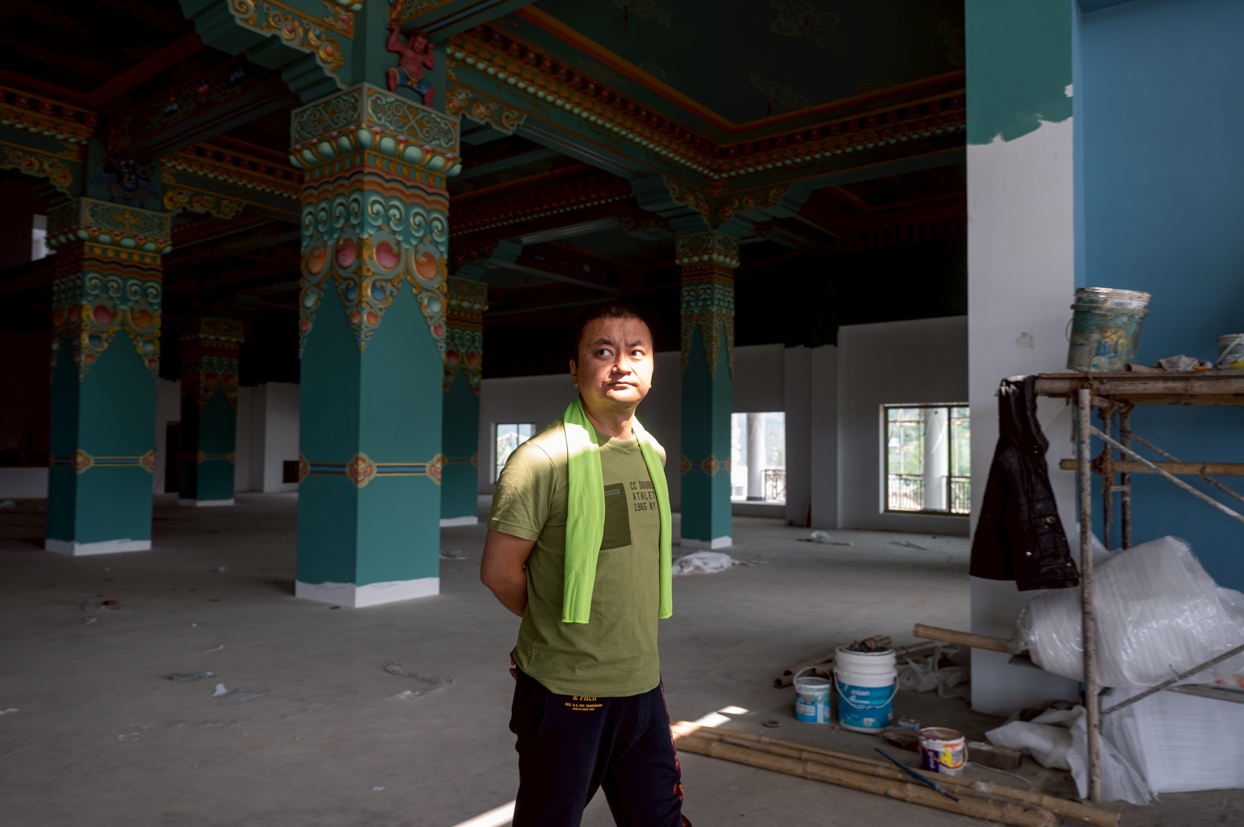 仁波切在大殿工地監工。見本書〈意料之外的事業〉。(攝影_林彥廷)